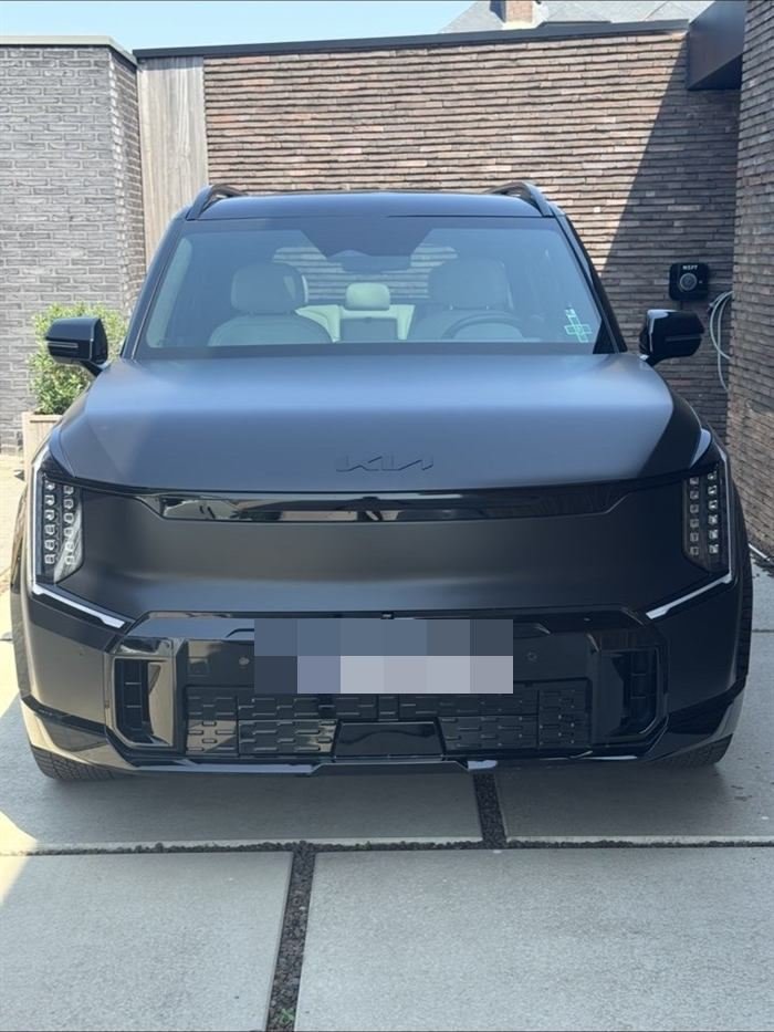 Na auto detailing Noord-Limburg: dezelfde SUV volledig gereinigd met diepe glans in de zwarte lak