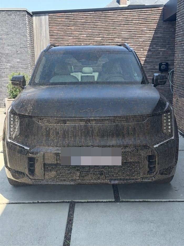 Voor auto detailing Noord-Limburg: SUV volledig bedekt met opgedroogd vuil en modder
