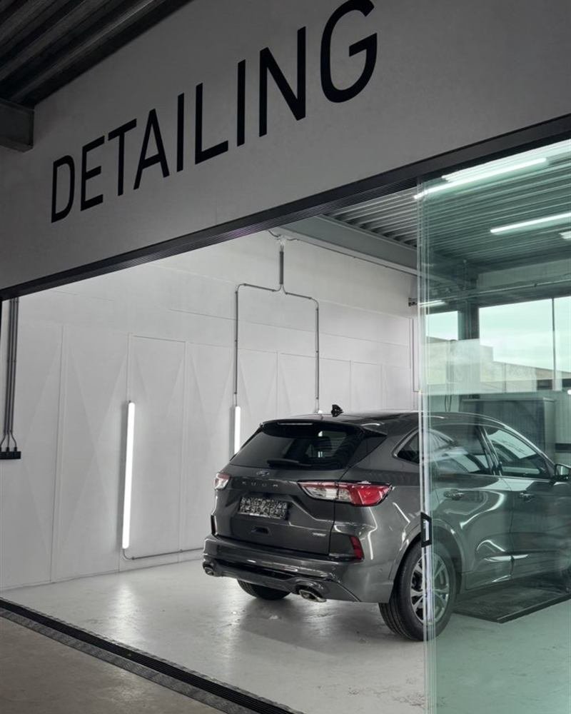 Wagen klaar voor afwerking in het detailing atelier van DBZ