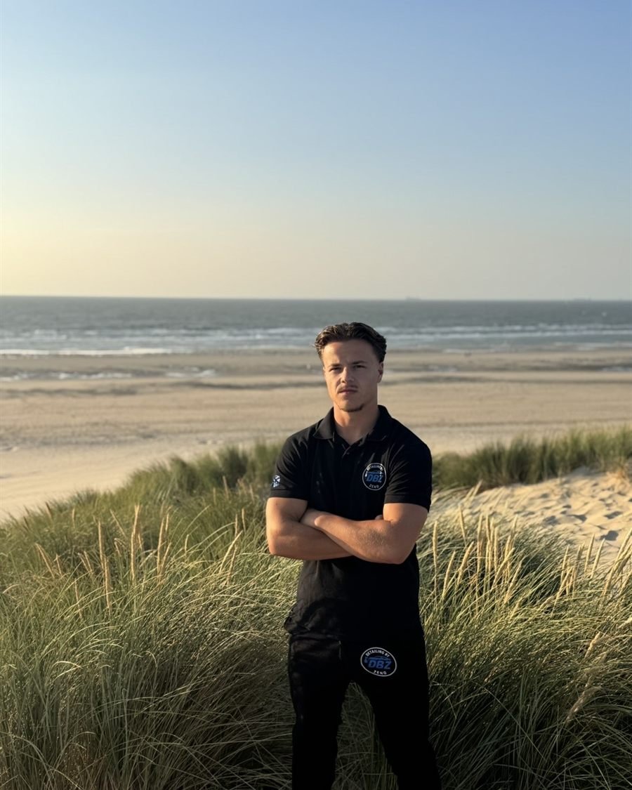 Zeno Boonen, mede-oprichter van Detailing by Zeno, aan de kust in DBZ-polo